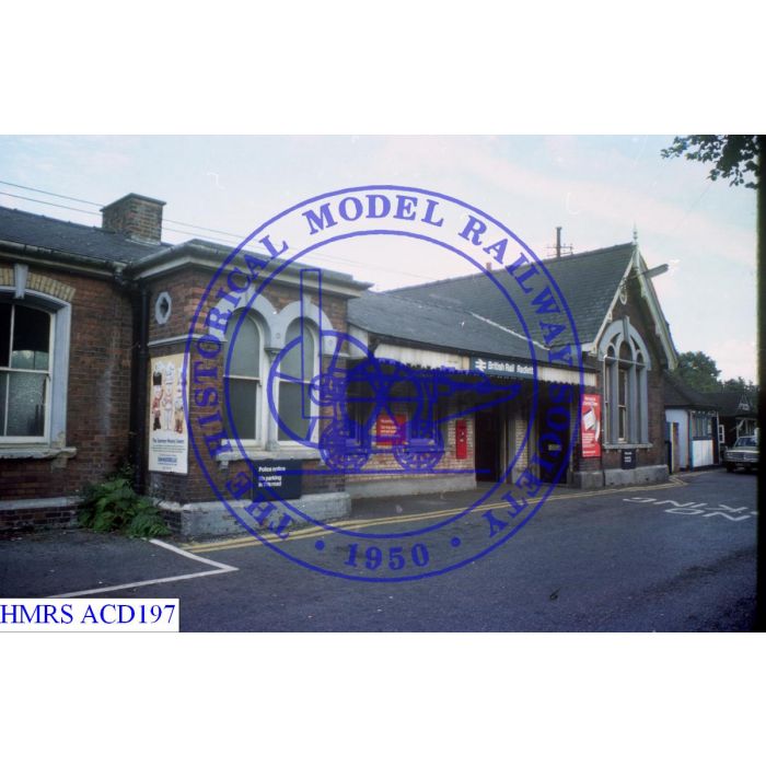 [ACD197] Radlett station building road frontage from Nth.