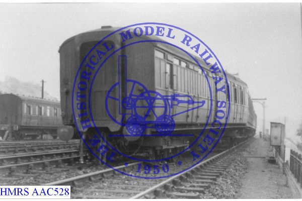 [AAC528] TBK LNE rear bogie derailed.
