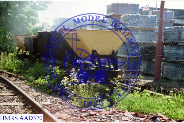 [AAD370] Line of 5 mixed hopper wagons.