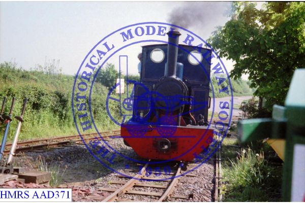 [AAD371] 0-04-0T, line blue livery running round train.