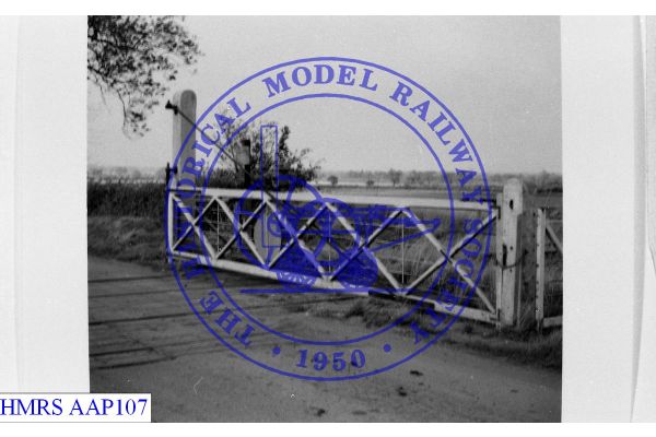 [AAP107] Harmston xGNR, level crossing, gate closed across rail, derelict