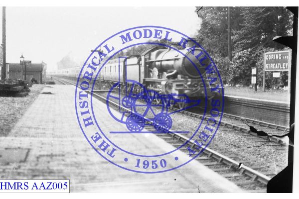 [AAZ005] Goring & Streatley station with Down Castle headed passenger train