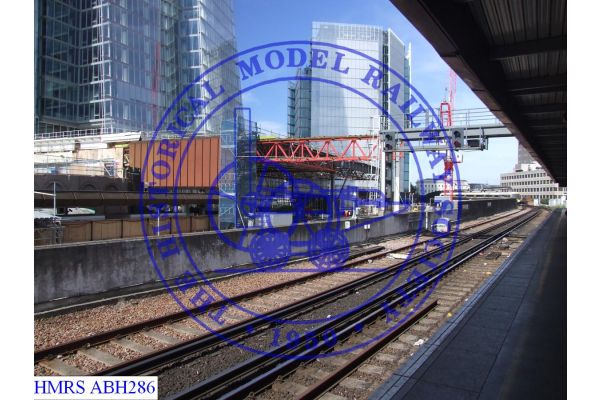 [ABH286] London Bridge Station.  Taken on platform 6 (through platform) just north of footbridge looking due