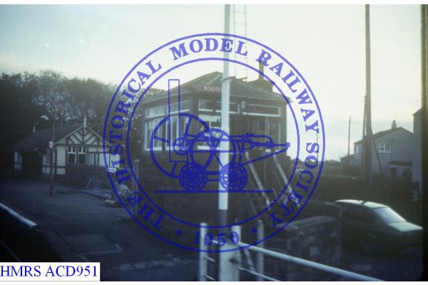 [ACD951] Bootle signal box F7RSteps at end Up platform, main building background Dark photo