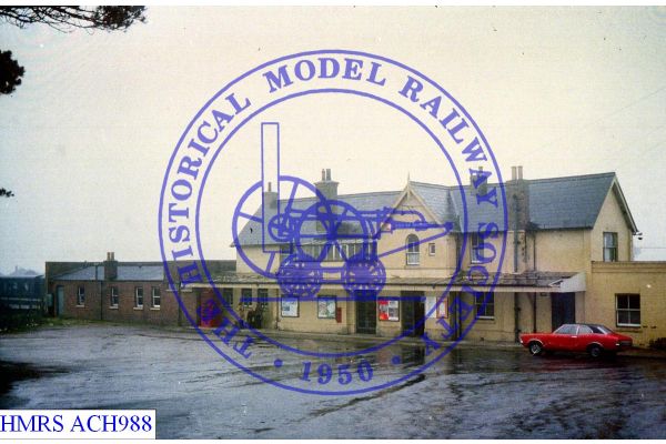 [ACH988] Sandown station building road frontage from across forecourt