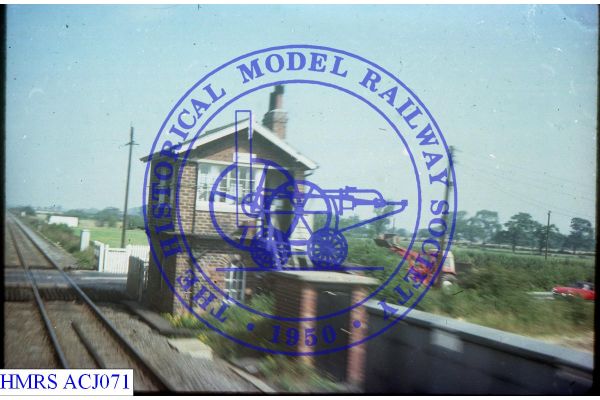 [ACJ071] Moss signal box F7LSteps with barrier levXing beyond from Down train.
