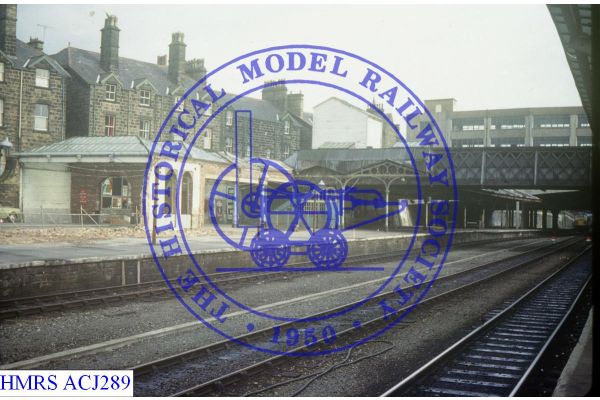[ACJ289] Harrogate, buildings on Up platform part demolished, seen from Down platform part footbridge right.