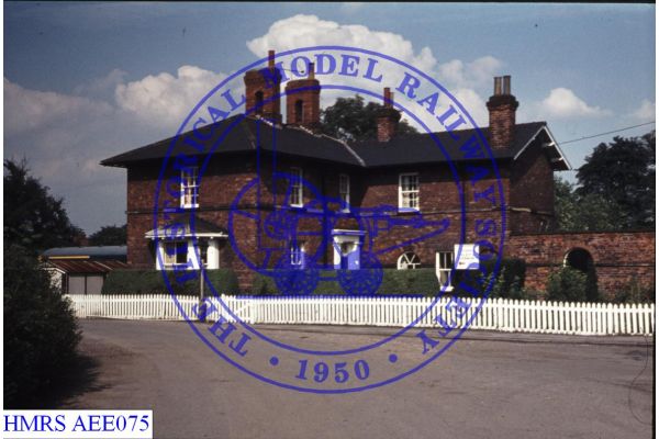 [AEE075] Cottingham station buildings road frontage R3R
