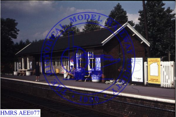 [AEE077] Cottingham S bound platform, brick station building F3L