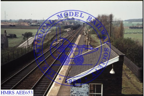 [AEE653] Micklefield Down platform view along & shelter roof from footbridge