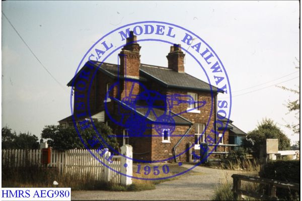 [AEG980] Moss station buildings R3L from road