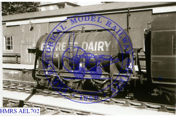 [AEL702] Express Dairy (Acton) 6-wheel milk tank B3183 at Totnes R3L Diag: O.64