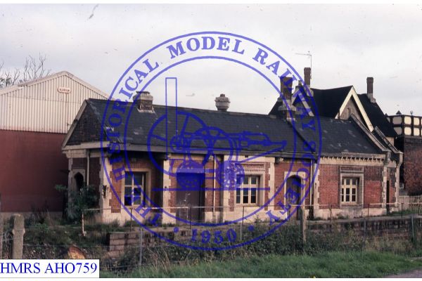 [AHO759] Closed station building, line side view