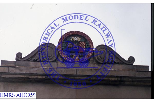 [AHO959] H&MR & C coat of arms above the Kings Head pub at Huddersfield station