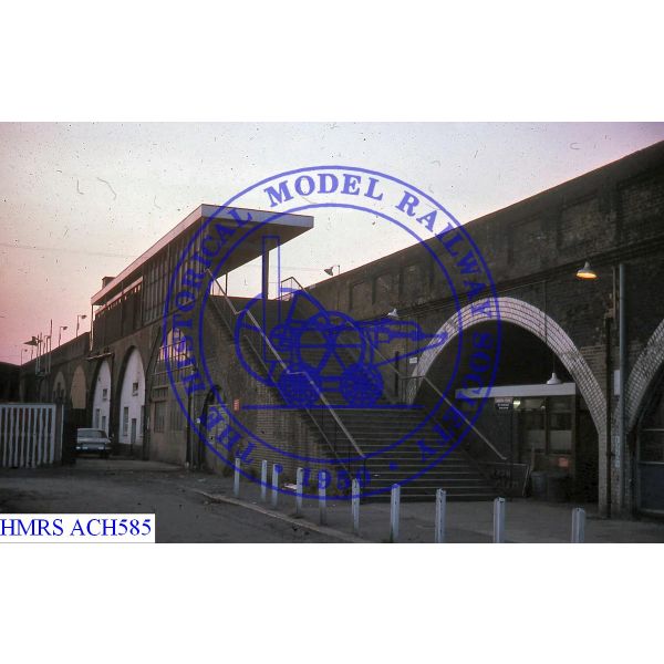 [ACH585] Leytonstone High Road access steps to Up platform from road