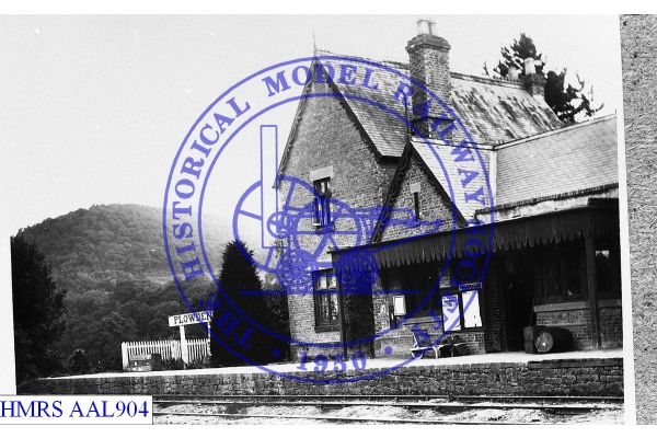 [AAL904] Plowden station building, sign, barrow and stone platform face