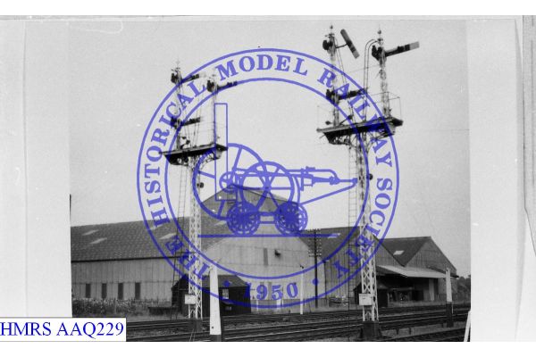 [AAQ229] Somersault signal ex-GNR lattice post bracket LQ. Replaced with UQ signals within 6 months of photog