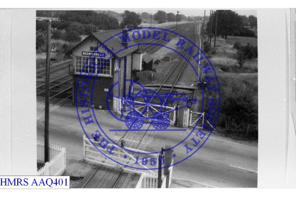 [AAQ401] NW corner, unusual level crossing gates.