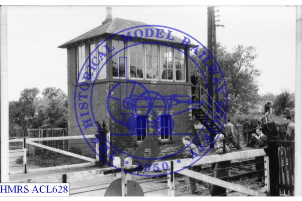 [ACL628] Leysmill signal box across levXing, gates closed to road, F3LWin. RCTS invasion, diamond shape lamp